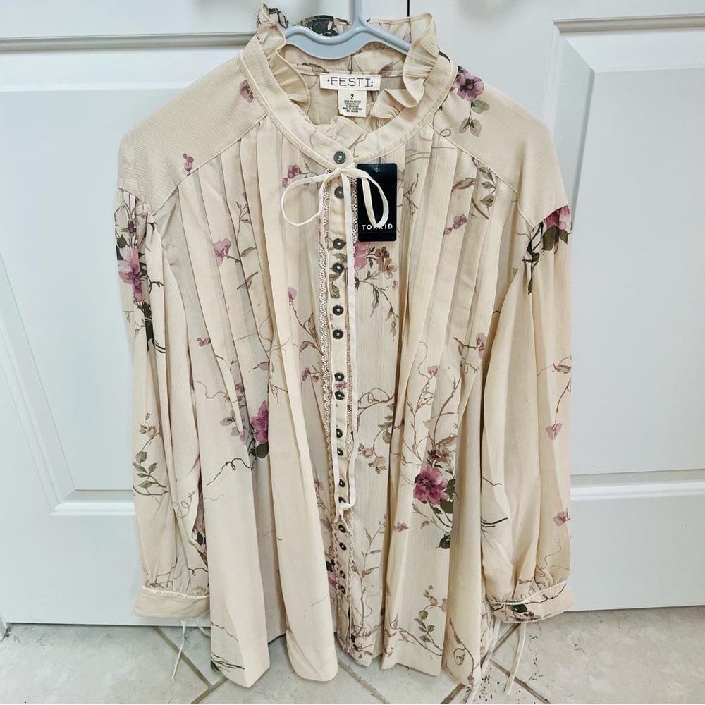 NWT Torrid Festi Ivory Floral Pleated Ruffle Neck Ribbon Accent Romantic Blouse - Picture 2 of 12